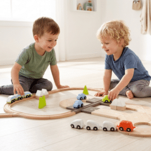 Kinder spielen mit Holzzugstrecke, pädagogisches Spielzeug Wien