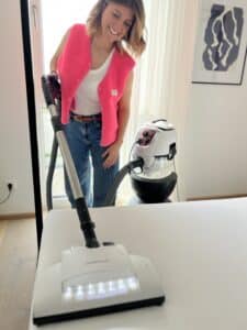 Alexandra Machaty reinigt mit dem Vivenso Wasserstaubsauger und der PowerBrush-Matratzenbürste ein Bett gründlich von Staub, Allergenen, Schmutz und Milben.